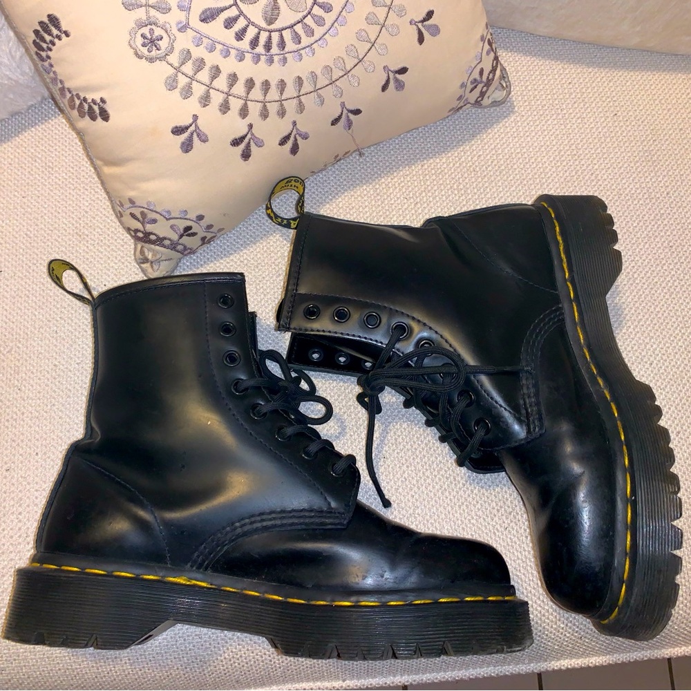 Dr. Marten’s. Black matte Boot size 7. Amazing condition.
